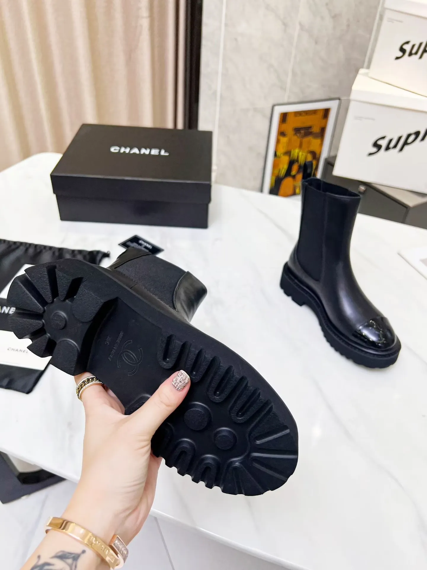 👟👟Ex-factory price 560👟👟 Autumn and winter new Chanel Chanel ankle boots original model opening✅ Elastic design on both sides, super easy to put on and take off, toe logo electric embroidery Fabric: cowhide🐂 Lining/foot pad: cowhide Foam outsole Color: black Code number: 34-41 (34, 41 need to be customized) Packing: cloth bag card